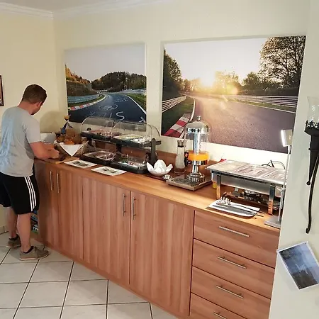 Willi's Gastezimmer / Ferienwohnung Konukevi Kottenborn
